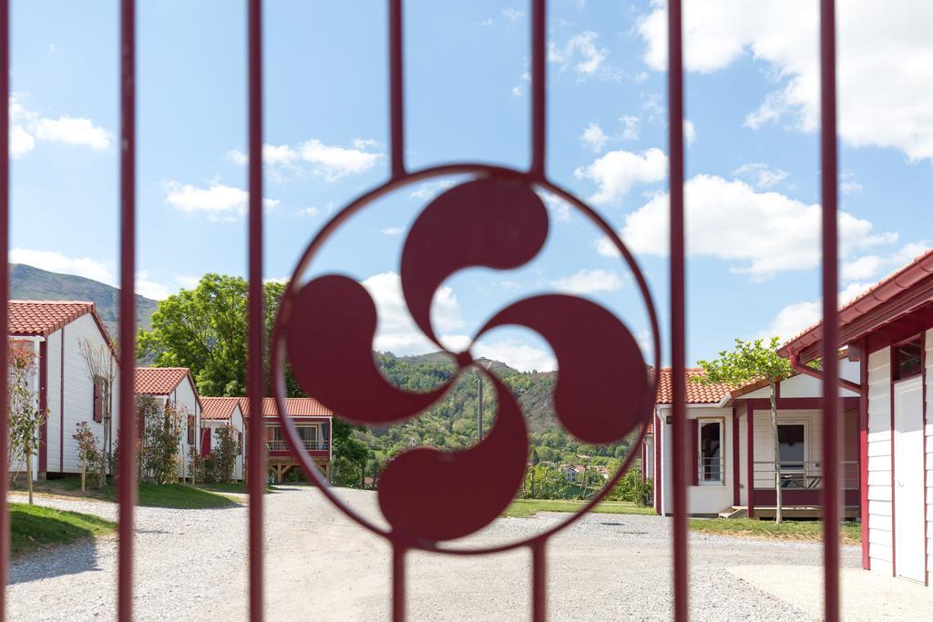 Domaine Chalets Larlapean Saint-Martin-dʼArrossa Exterior foto