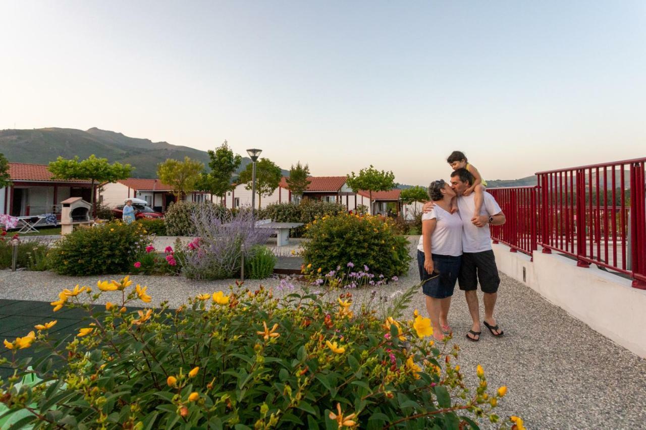 Domaine Chalets Larlapean Saint-Martin-dʼArrossa Exterior foto